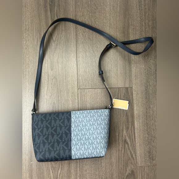 Michael Kors Jet Set Travel Shoulder Bag - Picture 2 of 3